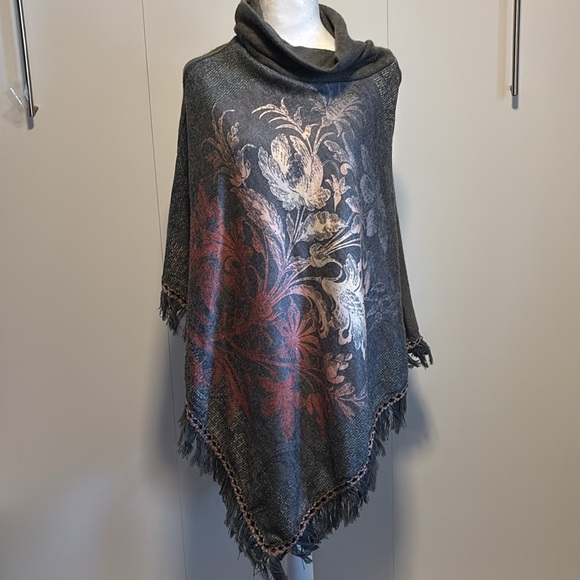 Gray Patterned shawl/poncho - Picture 2 of 4